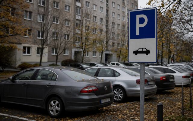 Parkovacie miesta v Bratislave s rezidenčnými kartami a autami na ulici