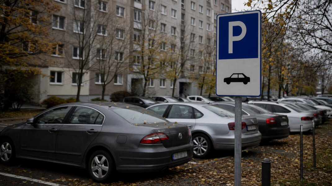 Parkovacie miesta v Bratislave s rezidenčnými kartami a autami na ulici
