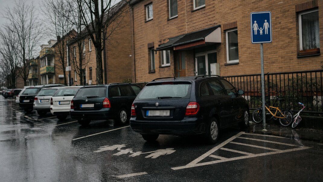 Rodinné parkovacie miesto s označením v bratislavskom sídlisku