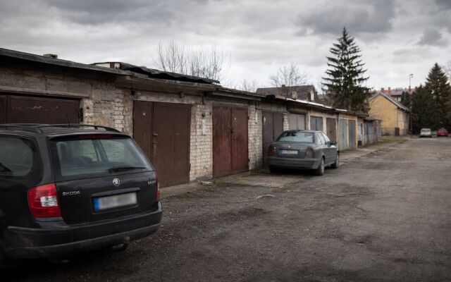 Prenájom bytov v Bratislave s modernými garážami v pozadí