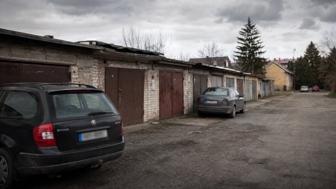 Prenájom bytov v Bratislave s modernými garážami v pozadí