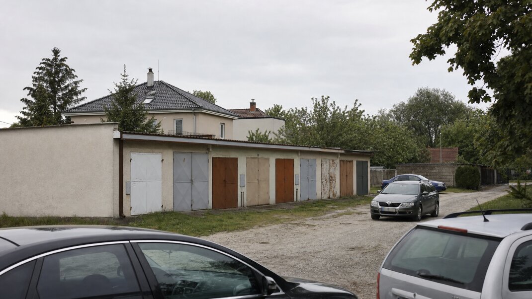 Parkovacie miesta pred rodinnými domami v Seneci