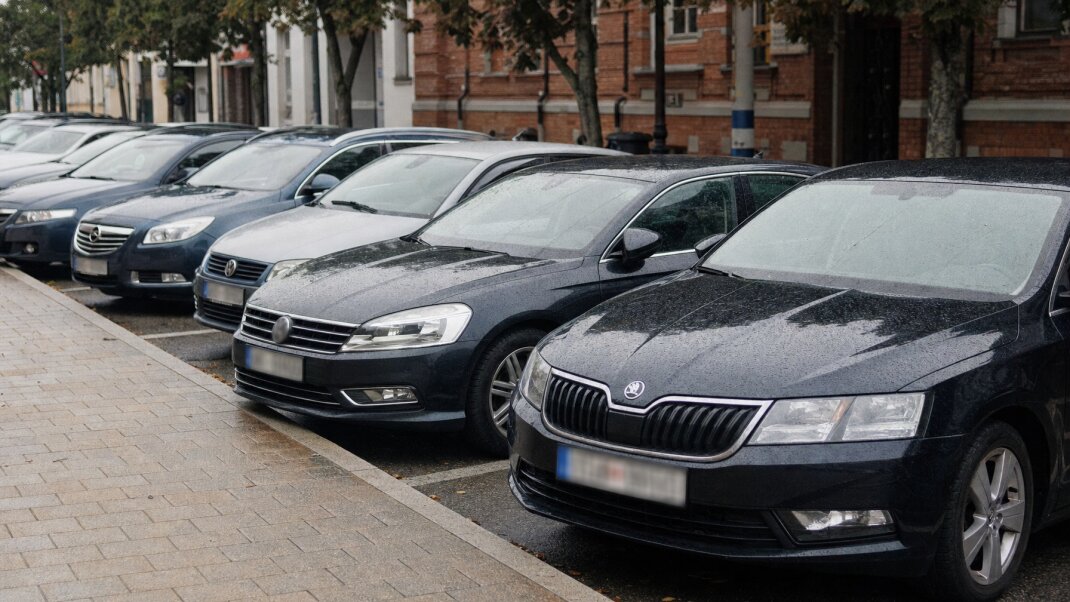 Parkovacie miesto pred bytovým domom v Bratislave s garážovými státím