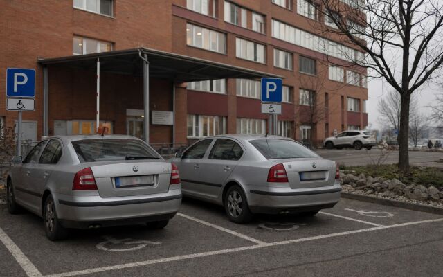 Senior bezpečne parkovaný blízko nemocnice v Bratislave