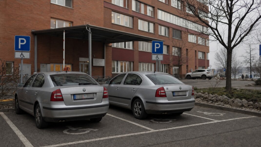 Senior bezpečne parkovaný blízko nemocnice v Bratislave