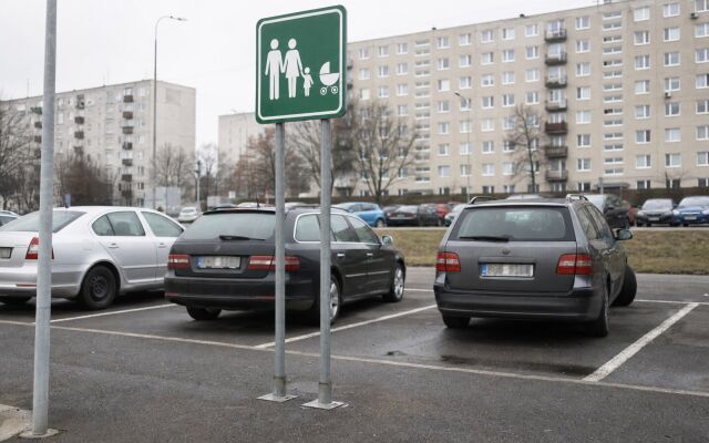 Rodinné parkovacie miesto pred obchodom s kočíkom a autosedačkou v Bratislave