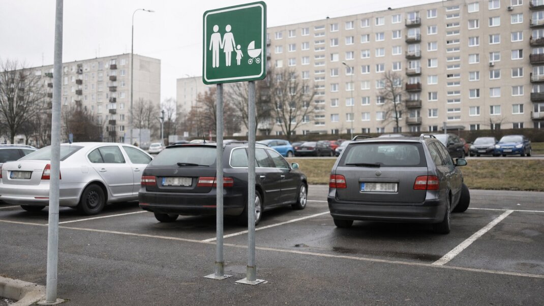 Rodinné parkovacie miesto pred obchodom s kočíkom a autosedačkou v Bratislave