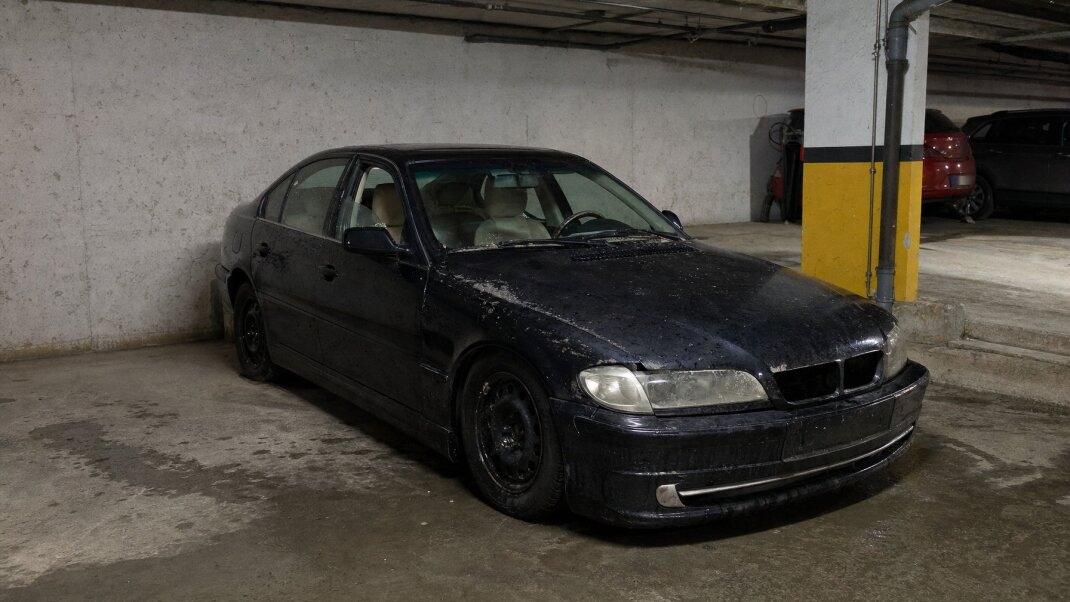 Auto poškodené zatečením v garáži s viditeľnými známkami vody