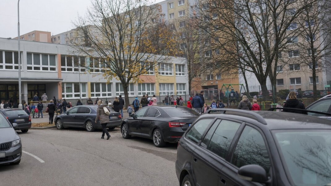 Deti prechádzajú cez školskú ulicu s obmedzeným prístupom áut v Bratislave