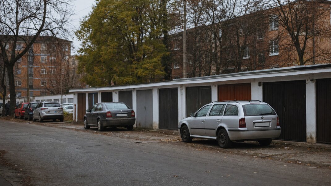 Zákazník skúma garáž pred kúpou v Bratislave