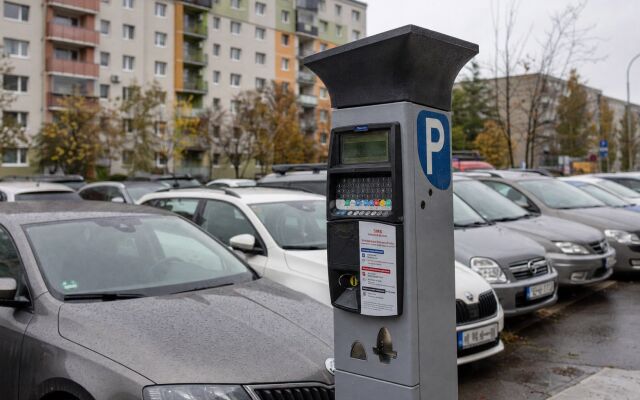 Parkovisko v Bratislave s autami a označením pre SMS parkovanie