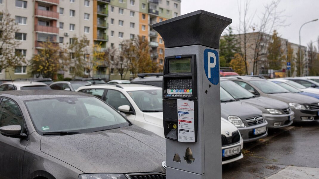 Parkovisko v Bratislave s autami a označením pre SMS parkovanie