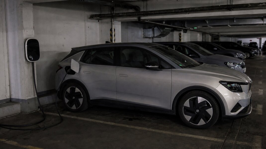 Elektromobil zaparkovaný v podzemnej garáži s nabíjacou stanicou