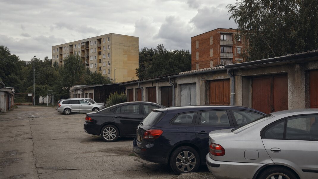 Parkovisko s autami v okolí Košíc s viditeľným cenovým rozdielom