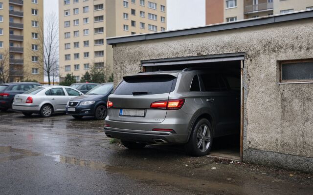 Parkovanie SUV v úzkej garáži na sídlisku v Bratislave