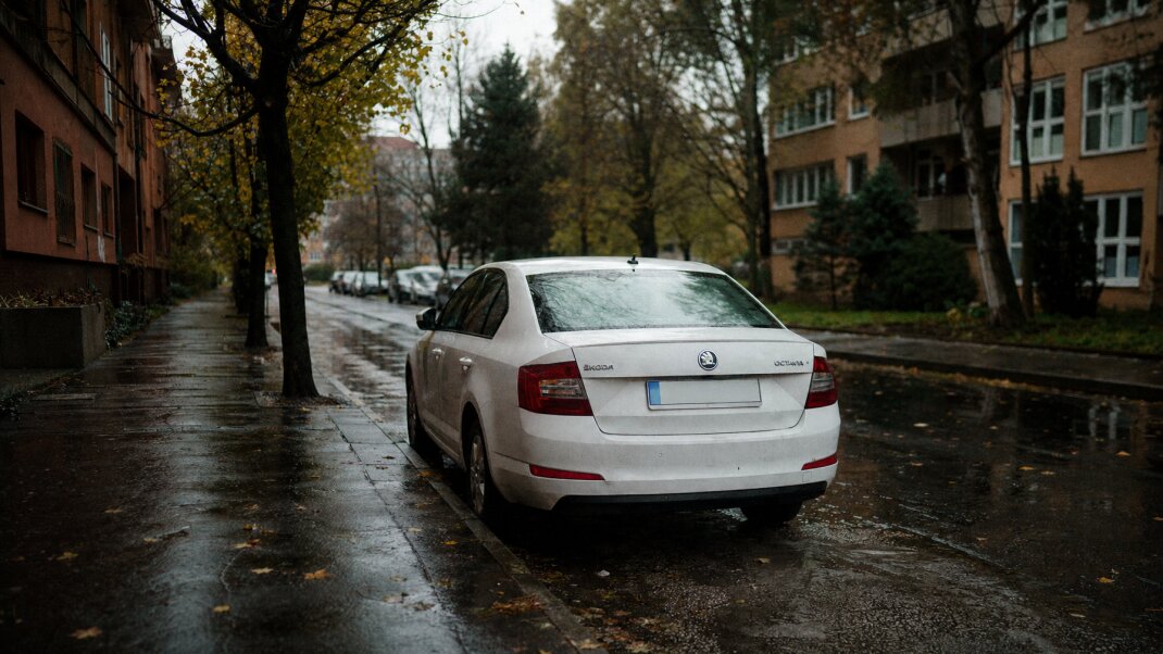 Parkovacie miesto v Bratislave s autami zaparkovanými na ulici