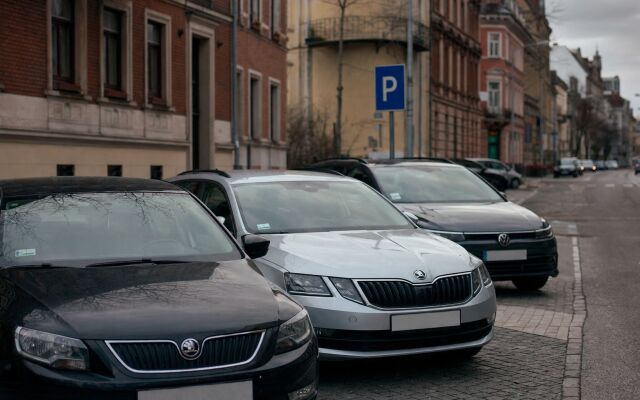 Parkovisko s automobilmi v Bratislave, znázorňujúce ceny prenájmu parkovania.