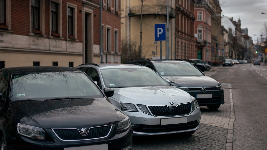 Parkovisko s automobilmi v Bratislave, znázorňujúce ceny prenájmu parkovania.