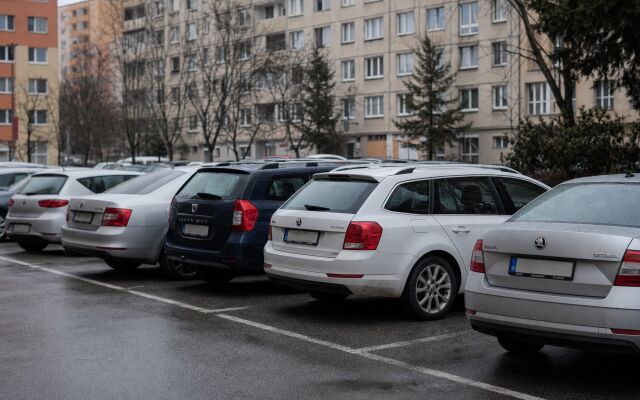 Parkovisko v Bratislave s autami a cenovými štítkami na prenájom