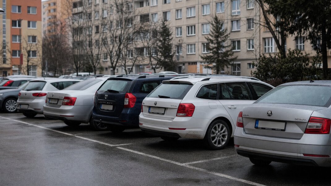 Parkovisko v Bratislave s autami a cenovými štítkami na prenájom