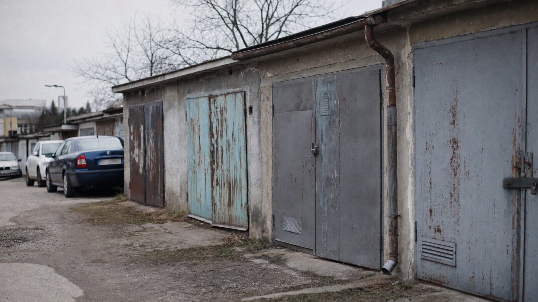 Prehliadka garáže s dôrazom na kontrolu vlhkosti a poškodenia