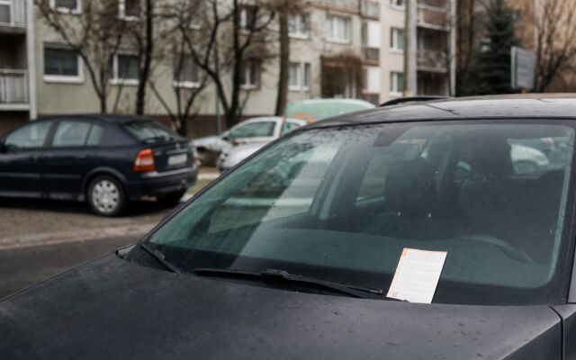 Vodič rozčúlený nad pokutou za parkovanie v Bratislave
