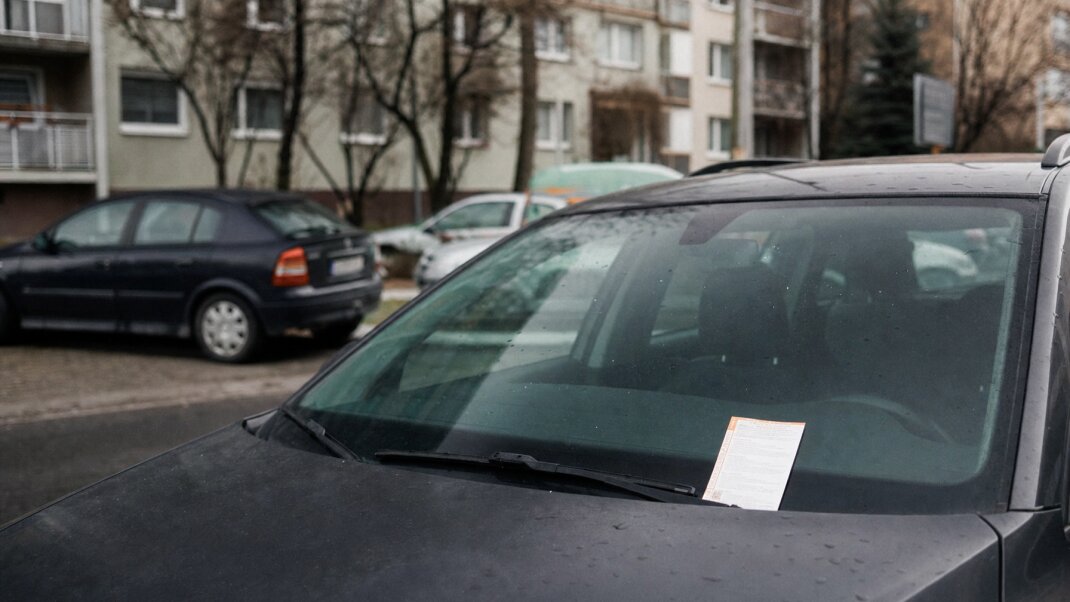 Vodič rozčúlený nad pokutou za parkovanie v Bratislave