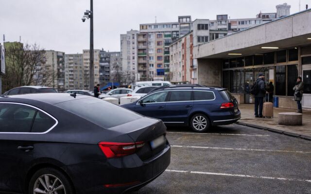 Krátkodobé parkovanie pri Hlavnej stanici v Bratislave s čakajúcim autom