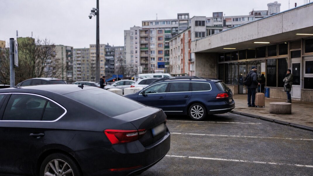 Krátkodobé parkovanie pri Hlavnej stanici v Bratislave s čakajúcim autom