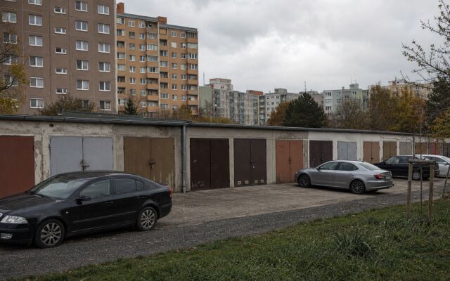Prehľad inzerátov na prenájom garáží a parkovacích miest v Bratislave