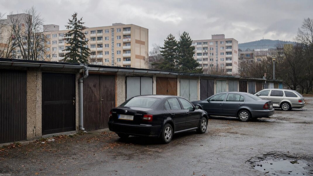 Garáže v Trenčíne s autami zaparkovanými v modernom mestskom prostredí