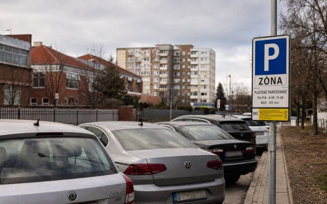 Parkovacie zóny a automobily na uliciach Trnavy v roku 2026