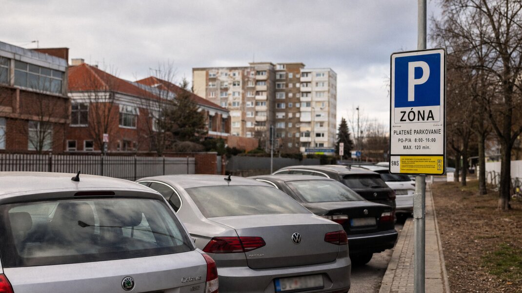 Parkovacie zóny a automobily na uliciach Trnavy v roku 2026