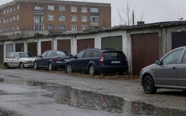 Údržba garáže s otvorenými dverami a čistením v Bratislave