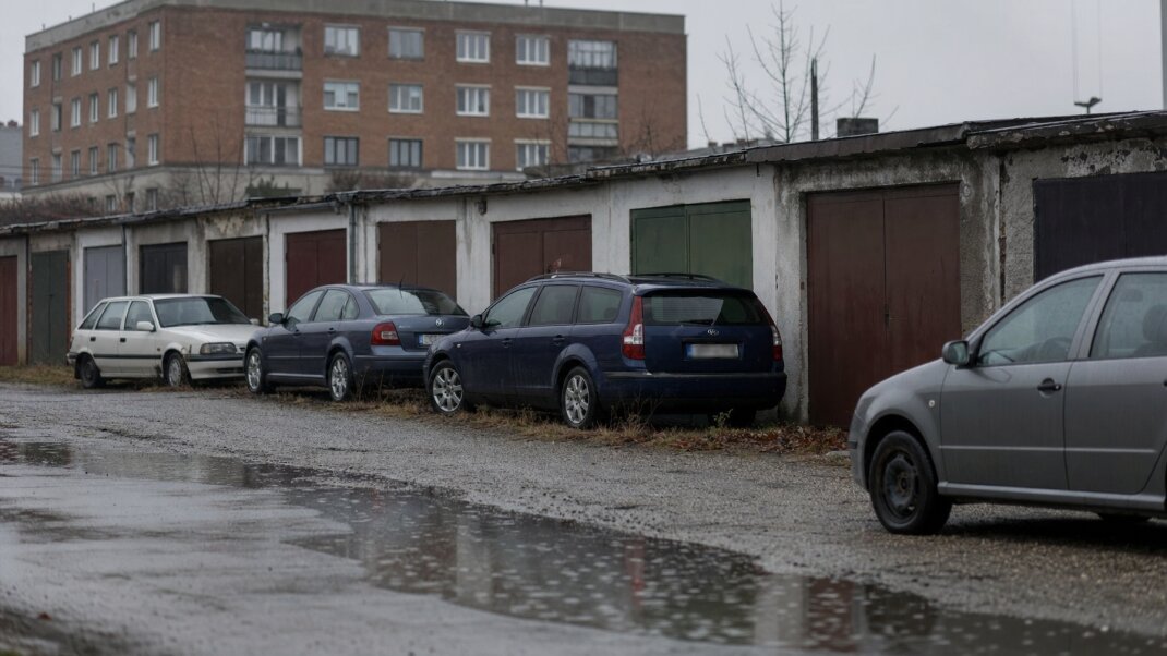 Údržba garáže s otvorenými dverami a čistením v Bratislave