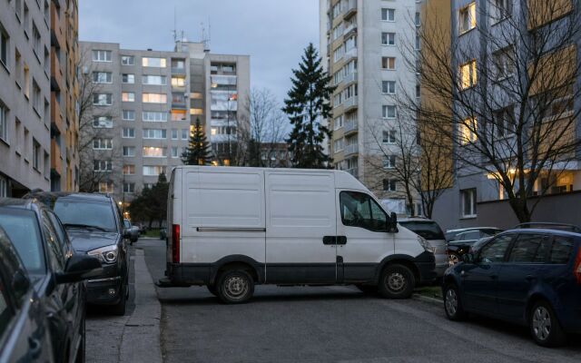 Dodávka zaparkovaná na úzkej sídliskovej ulici v Bratislave