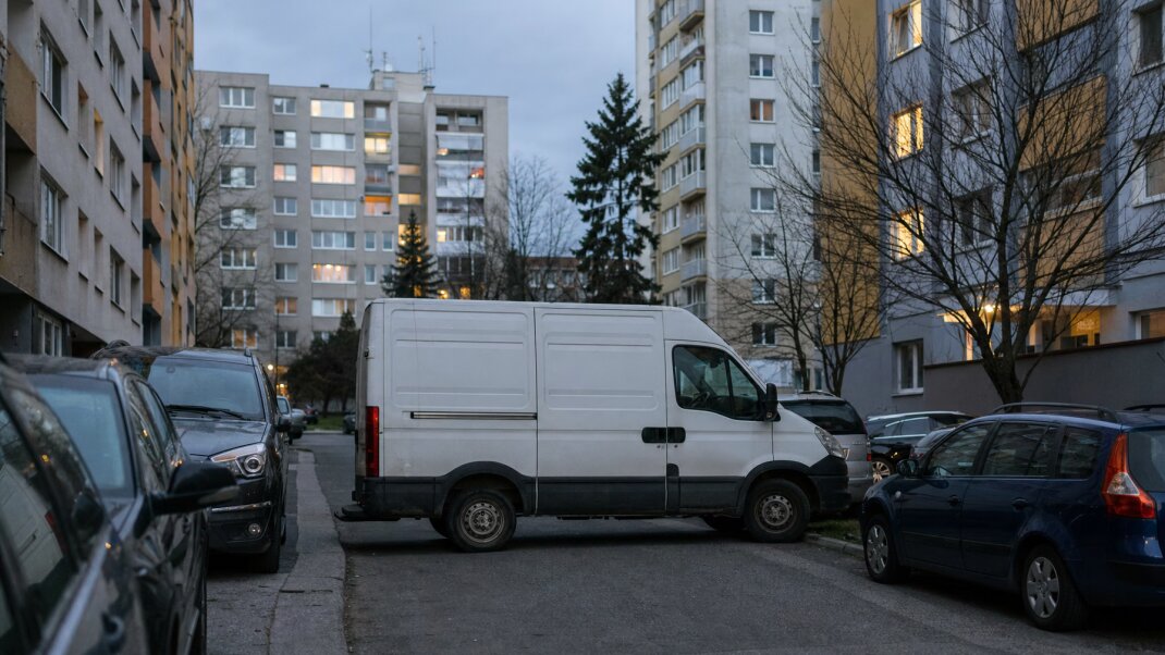 Dodávka zaparkovaná na úzkej sídliskovej ulici v Bratislave