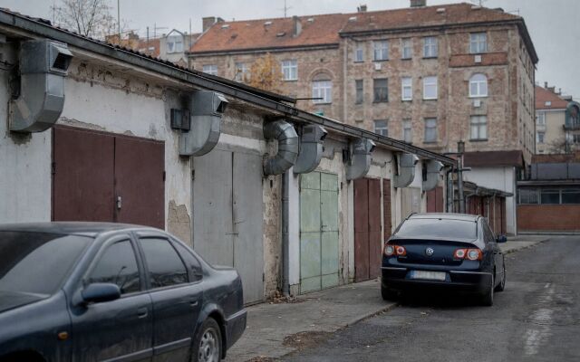 Detektor oxidu uhoľnatého v garáži s otvorenými dverami v Bratislave