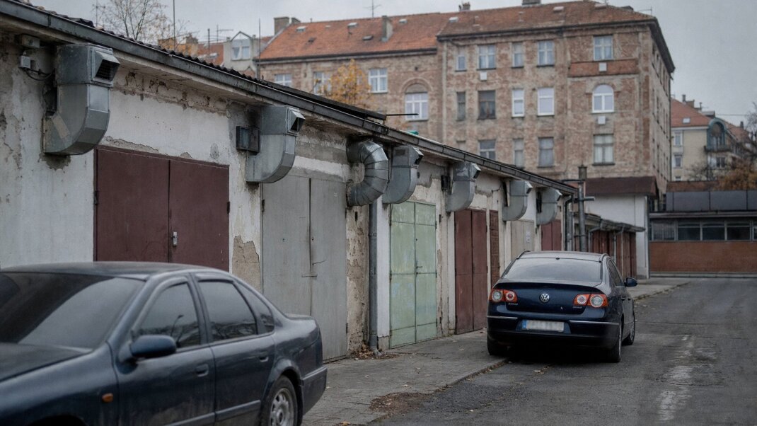 Detektor oxidu uhoľnatého v garáži s otvorenými dverami v Bratislave