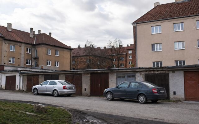 Viaceré garáže v Bratislave s autami zaparkovanými v nich