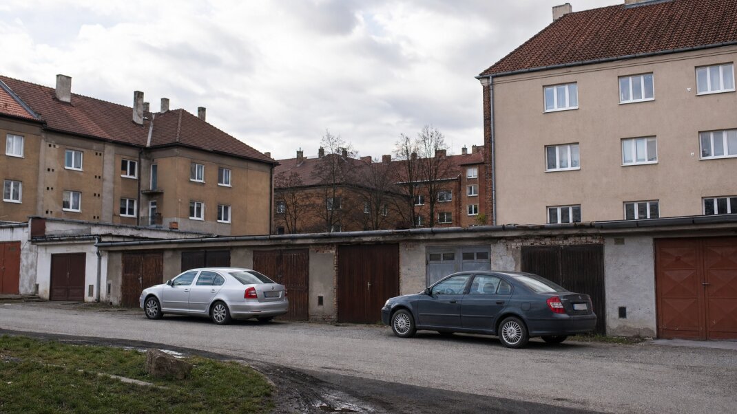 Viaceré garáže v Bratislave s autami zaparkovanými v nich