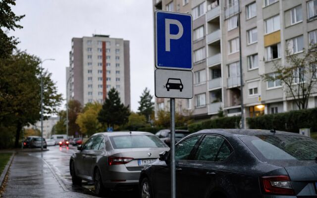 Parkovacie zóny v Bratislave a Viedni s autami a dopravnými značkami