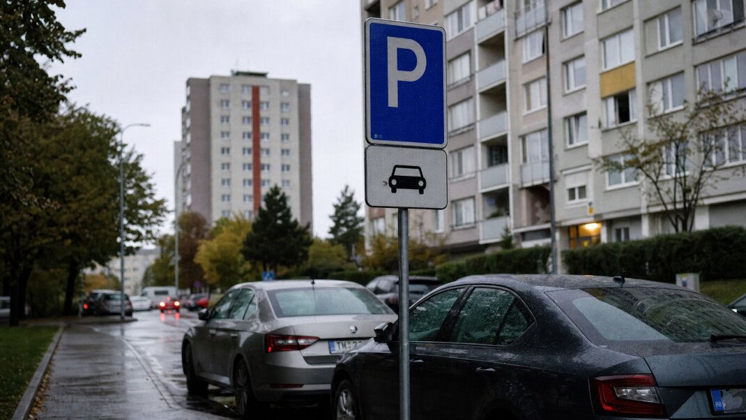 Parkovacie zóny v Bratislave a Viedni s autami a dopravnými značkami