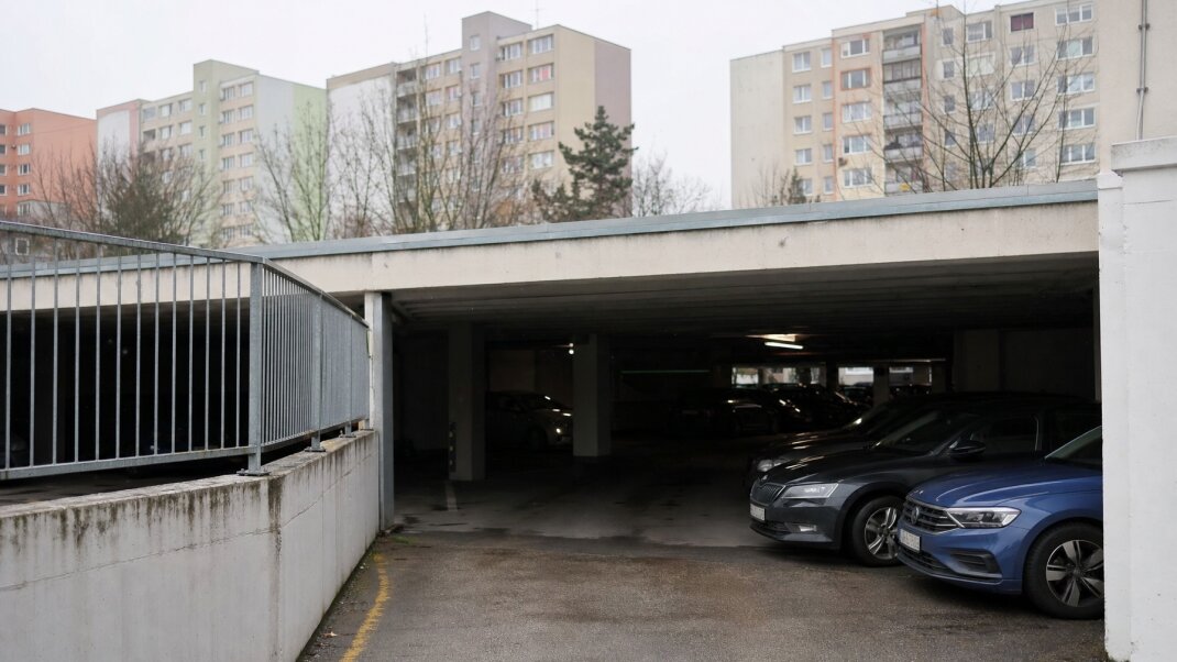 Vnútorné parkovacie státia v Bratislave s modernými budovami v pozadí