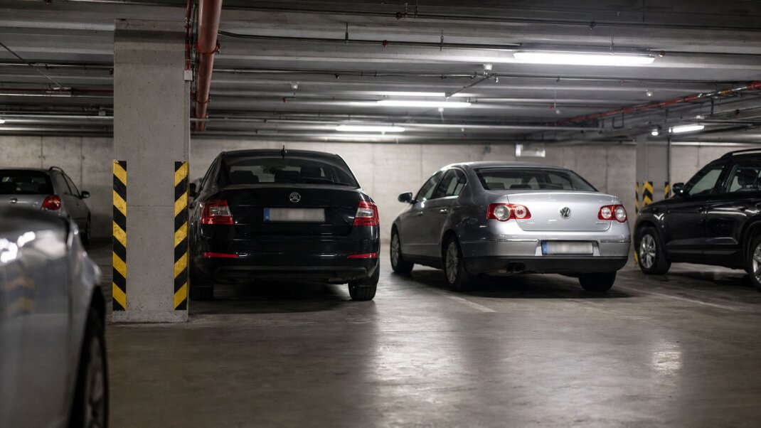 Vnútorné parkovacie miesto v Bratislave s moderným autom a okolím bytového domu