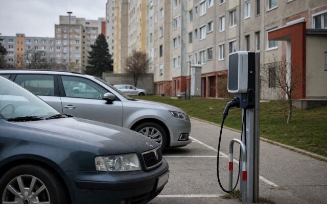 Nabíjacia stanica Wallbox pri parkovacom mieste v bytovom dome