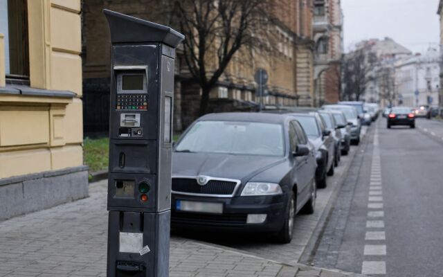 Parkovacie miesto s pokutou na prednom skle auta v centre Bratislavy