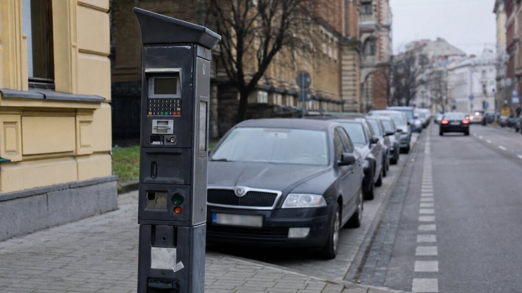 Parkovacie miesto s pokutou na prednom skle auta v centre Bratislavy