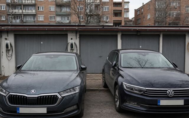 Garáž s elektrickou zásuvkou v Bratislave, ukazujúca moderné trendy v nehnuteľnostiach.