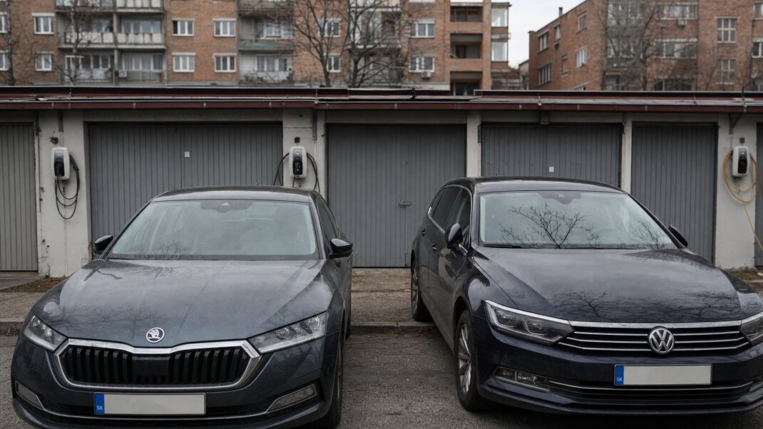 Garáž s elektrickou zásuvkou v Bratislave, ukazujúca moderné trendy v nehnuteľnostiach.